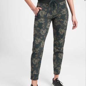 Athleta Trekkie north jogger